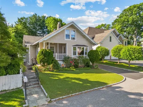 15 Pershing Avenue Locust Valley NY 11560