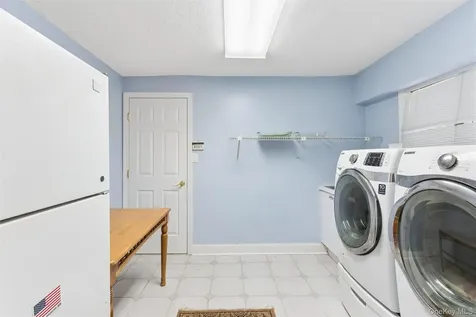 72 Lake End Road Merrick NY 11566