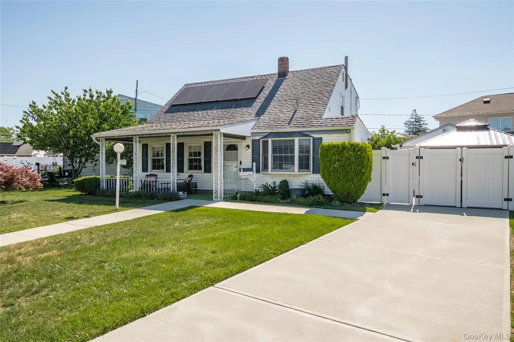 41 Andrew Lane Levittown NY 11756