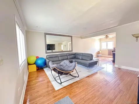 10 Garden Court Carle Place NY 11514
