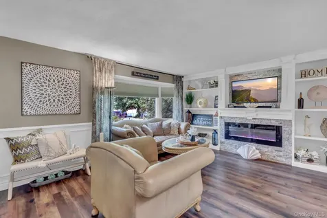 121 W 15th Street Deer Park NY 11729