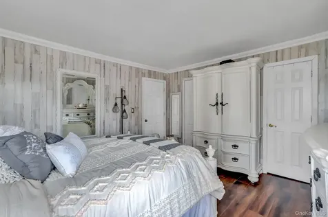 121 W 15th Street Deer Park NY 11729