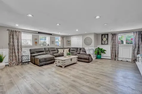 121 W 15th Street Deer Park NY 11729