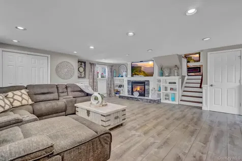 121 W 15th Street Deer Park NY 11729