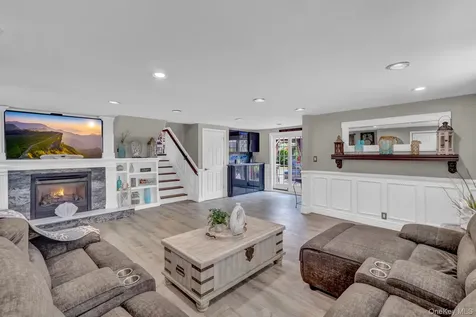 121 W 15th Street Deer Park NY 11729