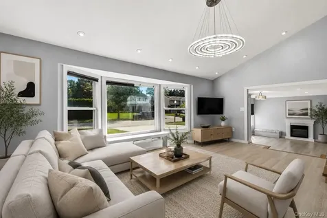 31 Sutton Hill Lane Manhasset Hills NY 11040