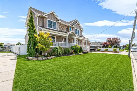 14 Jackson Place Massapequa NY 11758