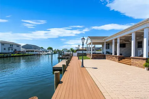 14 Jackson Place Massapequa NY 11758