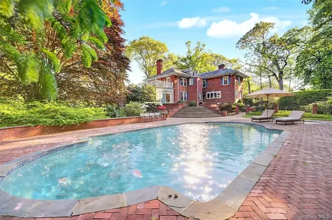 23 Townsend Road Glen Cove NY 11542