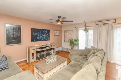 6702 Chelsea Cove N Hopewell Junction NY 12533