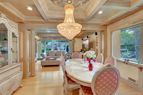 33 Country Village Lane Manhasset Hills NY 11040