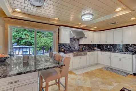 33 Country Village Lane Manhasset Hills NY 11040