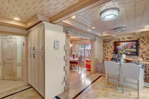 33 Country Village Lane Manhasset Hills NY 11040
