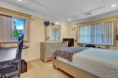33 Country Village Lane Manhasset Hills NY 11040