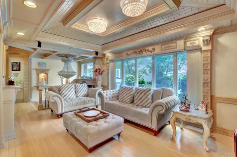 33 Country Village Lane Manhasset Hills NY 11040
