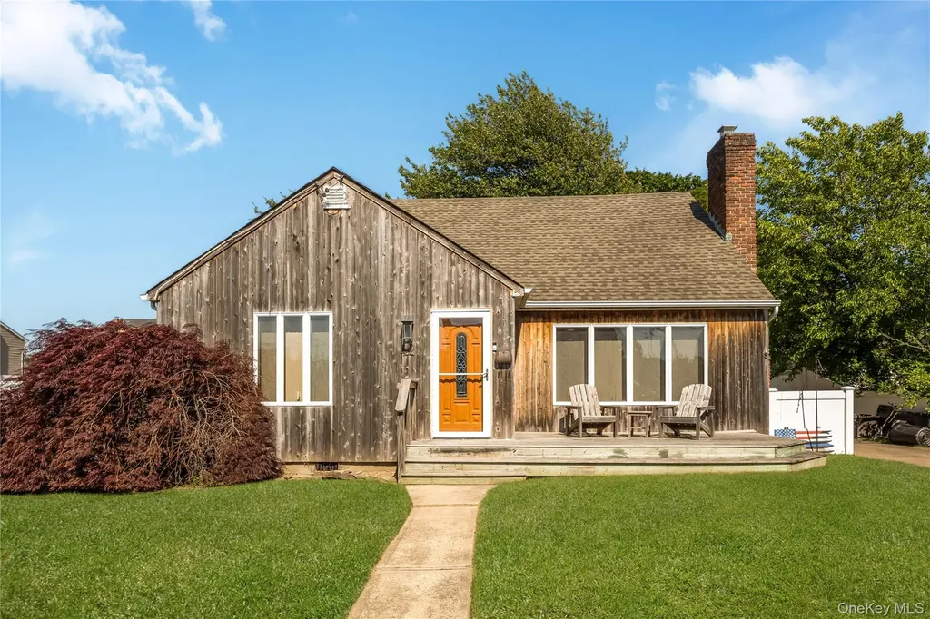 42 Buchanan Avenue Amity Harbor NY 11701