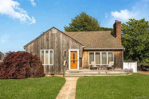 42 Buchanan Avenue Amity Harbor NY 11701