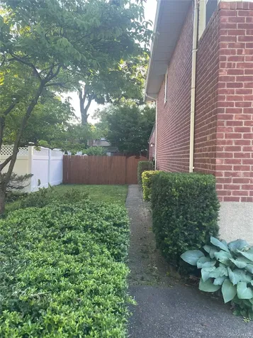 25 Reed Lane Westbury NY 11590
