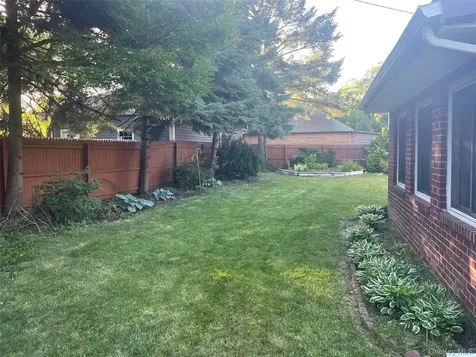 25 Reed Lane Westbury NY 11590