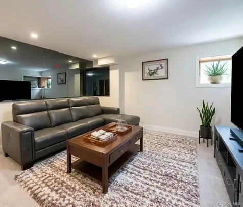 25 Reed Lane Westbury NY 11590