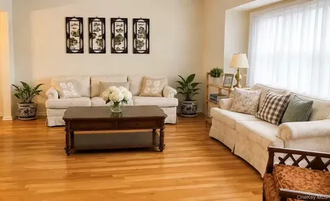25 Reed Lane Westbury NY 11590