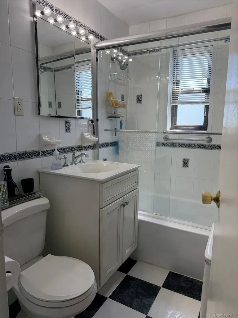 35 Shady Glen Court New Rochelle NY 10805
