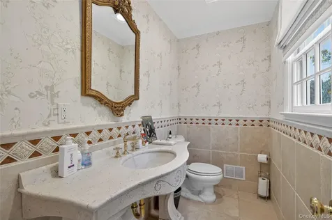 1862 Muttontown Road Syosset NY 11791