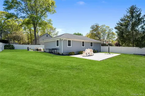 63 Orchard Street Manorville NY 11949