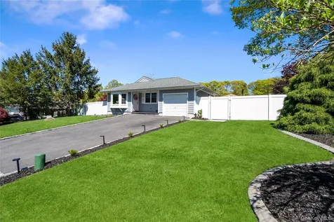 63 Orchard Street Manorville NY 11949