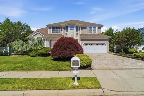 15 Boxwood Lane Farmingdale NY 11735