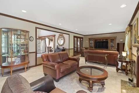 15 Boxwood Lane Farmingdale NY 11735