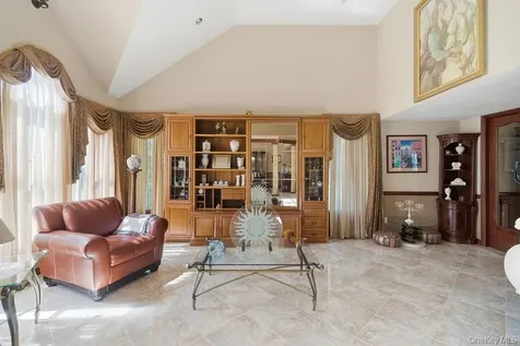 15 Boxwood Lane Farmingdale NY 11735