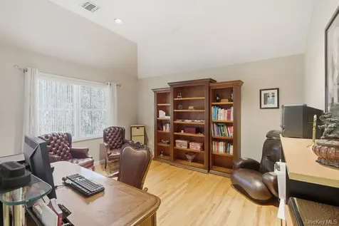 15 Boxwood Lane Farmingdale NY 11735