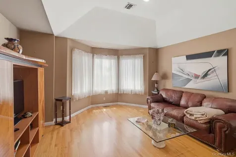 15 Boxwood Lane Farmingdale NY 11735
