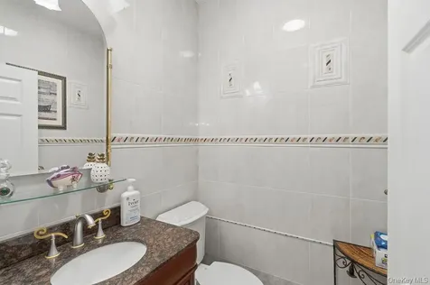 15 Boxwood Lane Farmingdale NY 11735