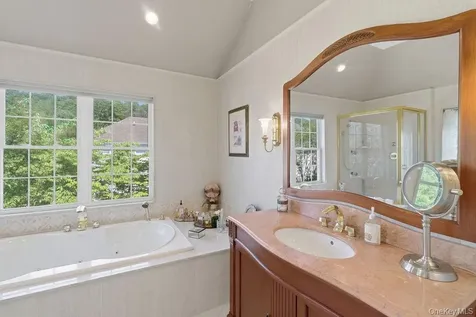 15 Boxwood Lane Farmingdale NY 11735