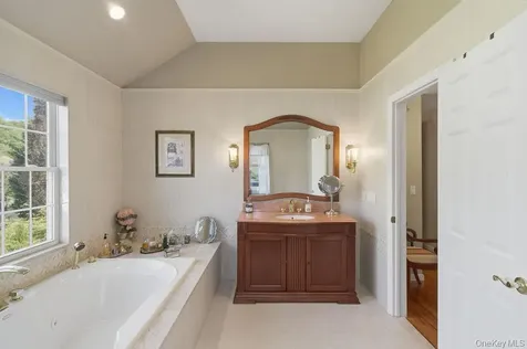 15 Boxwood Lane Farmingdale NY 11735