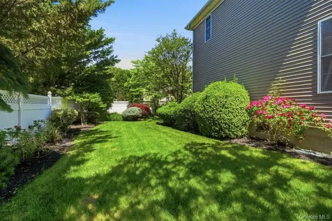 15 Boxwood Lane Farmingdale NY 11735