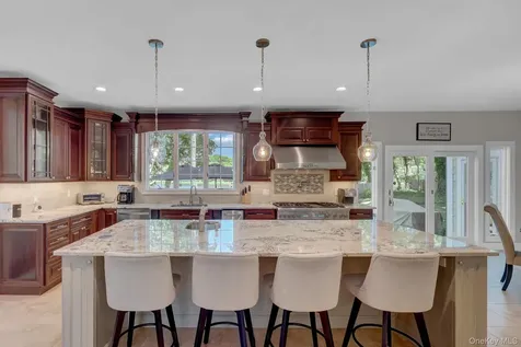 18 Cedar Lane Setauket NY 11733