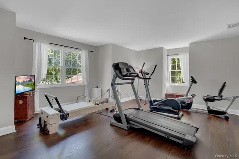 18 Cedar Lane Setauket NY 11733