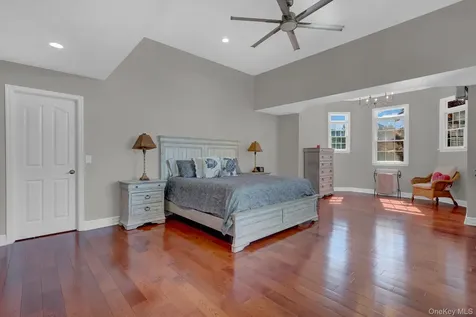 18 Cedar Lane Setauket NY 11733