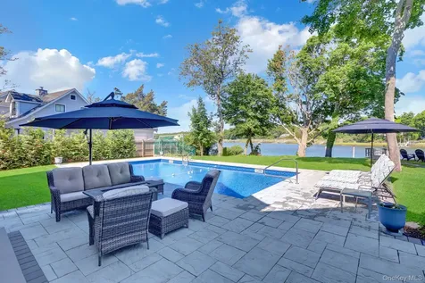 18 Cedar Lane Setauket NY 11733