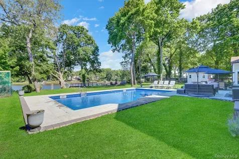 18 Cedar Lane Setauket NY 11733