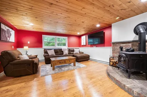 27 Silleck Boulevard Putnam Valley NY 10579