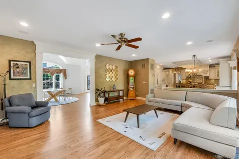 25 Yellow Top Lane Smithtown NY 11787