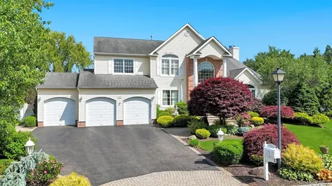 25 Yellow Top Lane Smithtown NY 11787