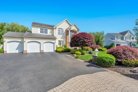 25 Yellow Top Lane Smithtown NY 11787