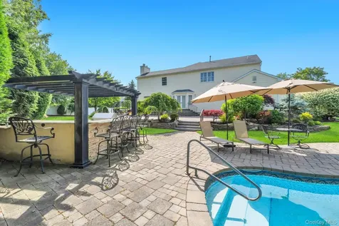 25 Yellow Top Lane Smithtown NY 11787