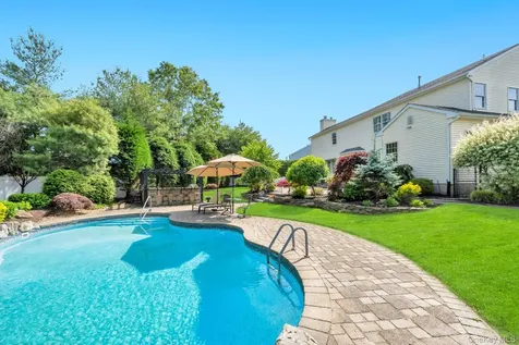 25 Yellow Top Lane Smithtown NY 11787