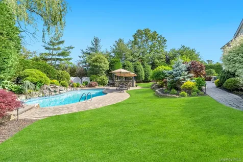 25 Yellow Top Lane Smithtown NY 11787
